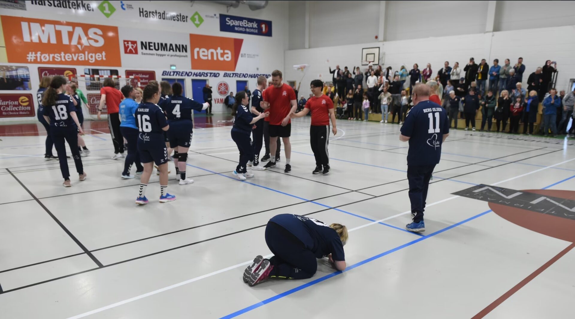 Harstad Funkis knuste politikerne i årets herligste håndballkamp